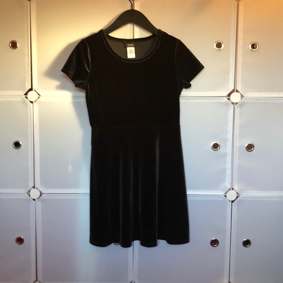 Holiday Editions Other - ✨⚫️ Girls Black Velvet Dress⚫️✨